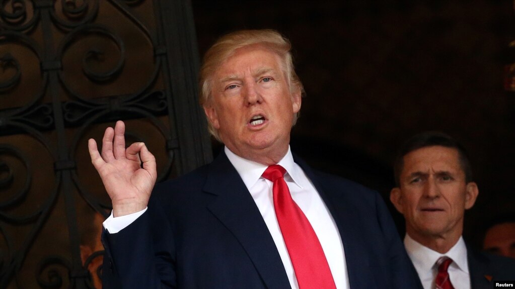MAKTABA: Rais Donald Trump na Luteni Jenerali mstaafu Michael Flynn wanaonekana kwenye picha hii wakiwa mjini Palm Beach, Florida.