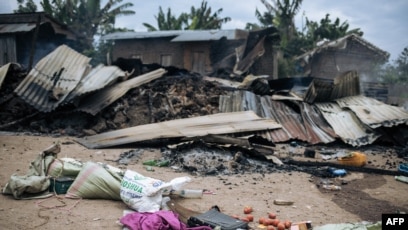 Maisons incendiées suite à une attaque qui serait perpétrée par les Forces démocratiques alliées (ADF), dans le village de Manzalaho près de Beni, en République démocratique du Congo, le 18 février 2020.