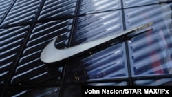 2020年5月20日，紐約第五大道耐克店外的耐克商標。