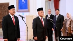 (Ki-ka) Mensos baru Gus Ipul dilantik bersama Kepala BNPT Irjen Eddy Hartono oleh Presiden Jokowi di Istana Negara, Jakarta, Rabu (11/9). (Biro Setpres)