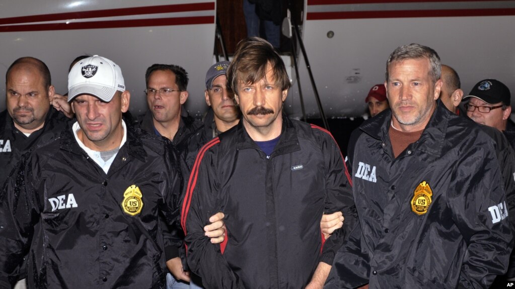 2010年11月16日，俄罗斯军火商维克多·博特从泰国曼谷被引渡到纽约。(photo:VOA)