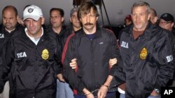 Tấm ảnh hồ sơ vào ngày 16/11/2010 cho thấy "Thương buôn tử thần" người Nga Viktor Bout bị dẫn độ từ Bangkok đến New York, Mỹ. 