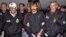 Tấm ảnh hồ sơ vào ngày 16/11/2010 cho thấy "Thương buôn tử thần" người Nga Viktor Bout bị dẫn độ từ Bangkok đến New York, Mỹ. 