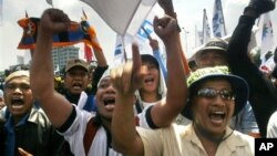 Buruh Indonesia turun ke jalan untuk menyuarakan hak-hak mereka pada Hari Buruh, 1 Mei (Foto:dok). Persoalan buruh, disamping masalah ekonomi, menjadi tantangan berat pemerintahan hasil Pemilu 2014. 