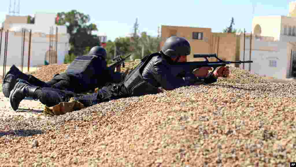 Opérations de ratissage dans la banlieue de Ben Guerdane, dans le sud de la Tunisie le mardi, 8 mars 2016.