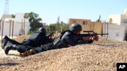 Des policiers tunisiens sont en position à Ben Guerdane, en Tunisie, le 8 mars 2016.