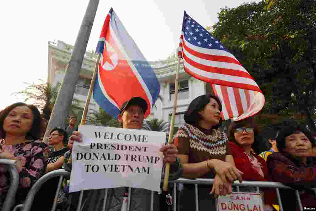 도널드 트럼프 미국 대통령과 김정은 북한 국무위원장의 저녁 만찬이 예고된&nbsp; 오후 베트남 하노이의 메트로폴 호텔 앞에서 베트남 시민들이 성조기와 인공기를 들고 있다.