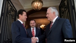 Rex Tillerson à direita, com o Presidente do México Enrique Pena Nieto na Residência Presidencial a 2 de Fevereiro 2018