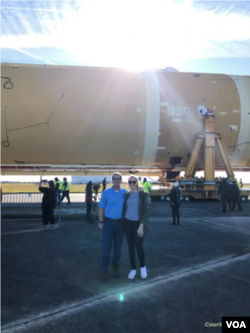 Erin y Kelley en el "Día de Artemis en las instalaciones de Ensamblaje de Michoud" el 9 de diciembre de 2019. La maquinaria en el fondo es la etapa central del cohete del Sistema de Lanzamiento Espacial (SLS) de la NASA.
