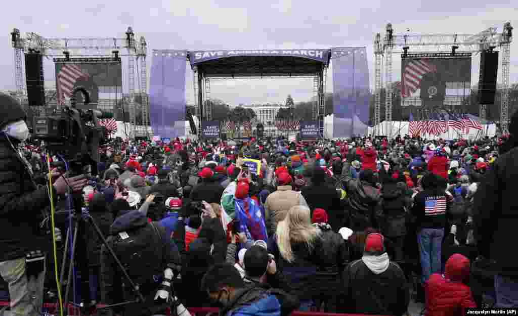 Apoiantes do Presidente Donald Trump participam em comício de Trump contra a confirmação dos votos do colégio eleitoral a ter lugar no capitólio, em Washington DC, 6 de Janeiro 2021