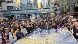 香港民陣12-8國際人權日遊行隊頭大型標語，列出遊行訴求，追究警暴、捍衛人權、五大訴求、缺一不可。(攝影: 美國之音湯惠芸）