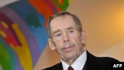 Familja e ish presidentit çek Vaclav Havel kryen nderimet e fundit