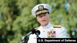 美國海軍上將溫尼菲爾德(Admiral Sandy Winnefeld)2015年7月31日在退役儀式上發言（美國國防部照片）