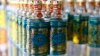 Botol-botol minyak wangi Cologne "4711 - Echt Koelnisch Wasser" yang diproduksi dengan formula yang sama sejak 1799 di sebuah toko suvenir di Koln, Jerman, 25 Januari 2016. (Foto: Reuters)