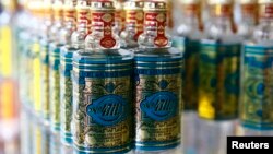 Botol-botol minyak wangi Cologne "4711 - Echt Koelnisch Wasser" yang diproduksi dengan formula yang sama sejak 1799 di sebuah toko suvenir di Koln, Jerman, 25 Januari 2016. (Foto: Reuters)