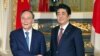 日本首相安倍晋三在东京会晤到访的中国国家副主席王岐山。（2019年10月23日）