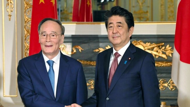 日本首相安倍晉三在東京會晤到訪的中國國家副主席王岐山。（2019年10月23日）