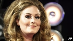 Singer Adele poses on arrival at the 2011 MTV Video Music Awards in Los Angeles, August 28, 2011.