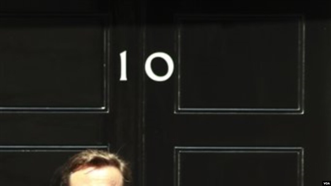 PM Inggris David Cameron berjabat tangan dengan Presiden Pakistan Asif Ali Zardari sebelum pembicaraan di kantor PM Inggris di Downing street, London (1/7).