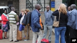 Pekerja dari berbagai LSM yang aktif di Sudan Selatan di Bandara Nairobi Kenya, dari Kota Juba, 13 July 2016. (Foto: Ilustrasi/AP)