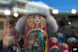 Boneka tradisional Rusia Matryoshka dipajang untuk dijual di Moskow, Rusia, Senin, 29 Desember 2014. (Foto: AP)