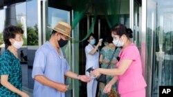지난 31일 북한 평양 류경체육관에서 입장객들이 손을 소독하고 있다.