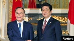 日本首相安倍晉三在東京會晤到訪的中國國家副主席王岐山。 （2019年10月23日）