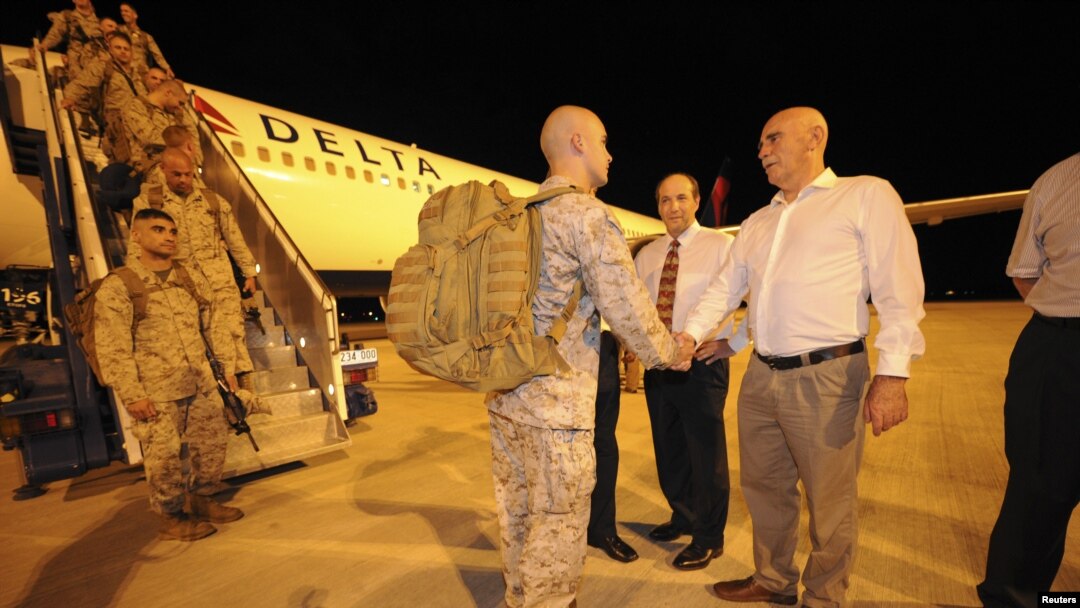 Komandan Kompi, Kapten Christopher Richardella dari Batalion 2 Satuan III Marinir AS disambut oleh Warren Snowdon, dari Departemen Pertahanan Australia (kanan) setibanya di Darwin (4/4).