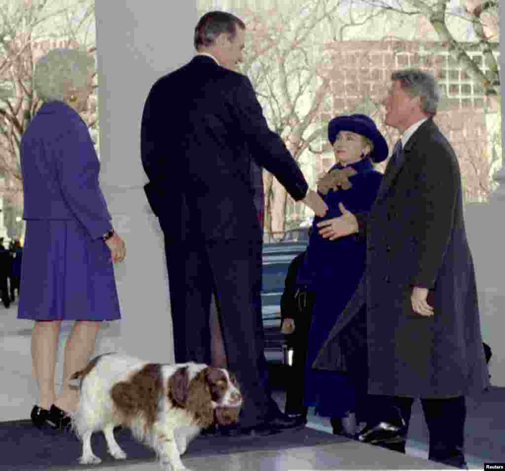 1993年1月20日，当选总统克林顿和夫人希拉里&middot;克林顿抵达白宫，与即将卸任的总统乔治&middot;布什及其夫人握手。