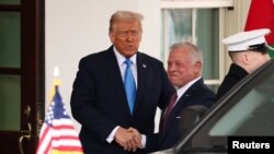 Presidenti Donald Trump dhe Mbreti i Jordanisë Abdullah shtërngojnë duart në Shtëpinë e Bardhë më 11 shkurt, 2025/Reuters