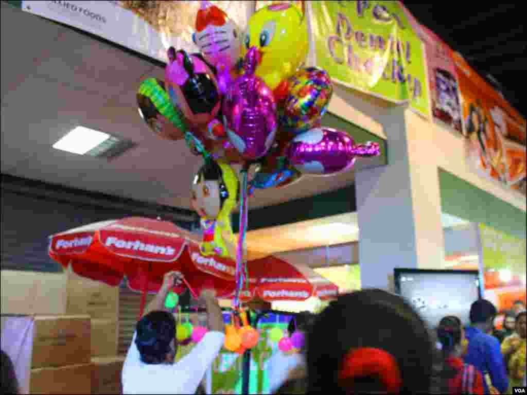 کراچی کڈز ایکسپو میں ایک شخص بچوں کیلئے خوبصورت غبارے فروخت کرتے ہوئے