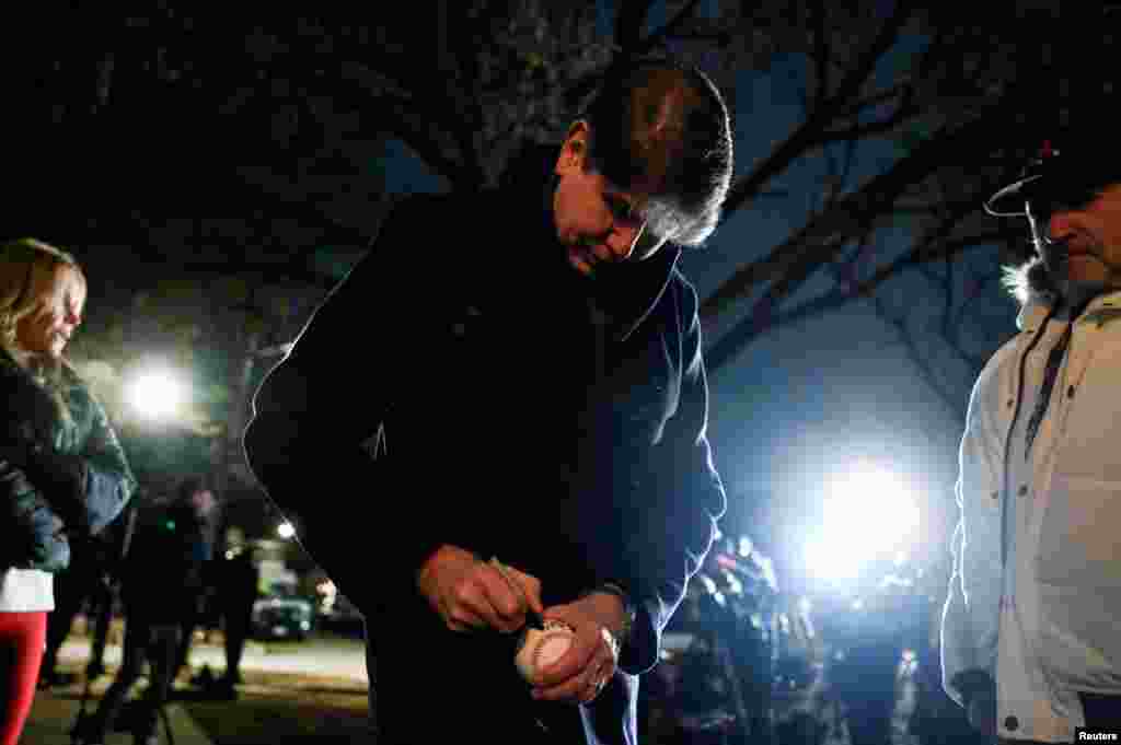 Former Illinois Governor Rod Blagojevich, a Democrat and former contestant on &quot;The Celebrity Apprentice&quot;, who was convicted of corruption for trying to sell former President Barack Obama&#39;s vacated Senate seat, signs a ball for a supporter outside his house, after he was pardoned by President Donald Trump, in Chicago, Feb. 10, 2025.