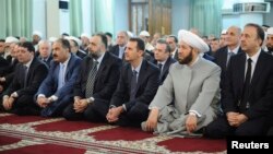 敘利亞國家電視台發放的照片顯示，阿薩德總統(右三) 星期四在大馬士革一家清真寺祈禱的照片