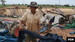 លោក ណុប គឹមឡុង អាយុ៤៤ឆ្នាំ ជាកសិករម្នាក់ក្នុងឃុំត្រពាំងជង ស្រុកបាកាន ខេត្តពោធិ៍សាត់ មានប្រសាសន៍ថាឆ្នាំនេះ មេឃមិនមានភ្លៀង ដែលធ្វើឲ្យស្រែរបស់លោកខ្វះទឹកសម្រាប់ប្រើប្រាស់។ (ស៊ុន ណារិន/VOA Khmer)