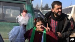 Evakuisani Sirijci iz Alepa stigli u izbeglički kamp Rašidin u blizini Idliba u Siriji, 20. decembar 2016.