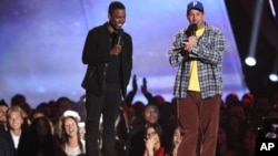 Chris Rock dan Adam Sandler sebagai host acara MTV Movie Awards (foto: dok).