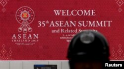 Seorang polisi berjaga di luar tempat penyelenggaraan KTT ASEAN ke-35 di Bangkok, Thailand, 1 November 2019. (Foto: Reuters)