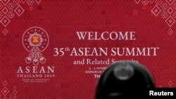 A police officer stands guard outside the venue for the 35th ASEAN Summit in Bangkok, Nov. 1, 2019.