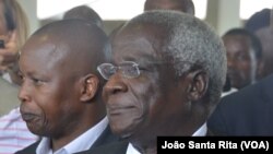 Afonso Dhlakama (à dir.)