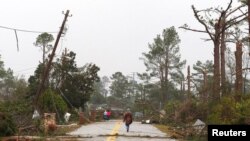 Cư dân xem xét thiệt hại sau trận lốc xoáy ở Albany, Georgia, 23/1/2017.