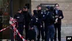 Les policiers forment un sécuritaire autour du musée du Louvre où un soldat a ouvert le feu sur homme qui a attaqué une patrouille militaire à l'arme blanche au cri d'"Allah Akbar" à Paris, France 3 février 2017.