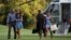De izquierda a derecha, el presidente Obama, su hija Malia, la primera dama Michelle y su otra hija, Sasha, regresan de sus vacaciones en Martha's Vineyard, Massachusetts.