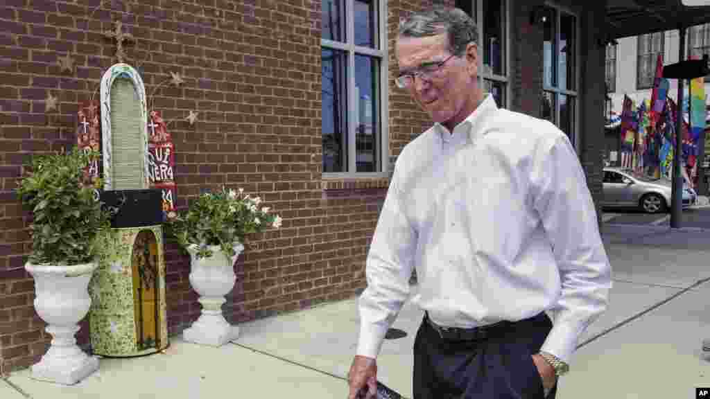 John R. Lee marche près de la tombe de Vera Smith &nbsp;décédée 10 ans plus tôt suite à l&#39;ouragan Katrina à la Nouvelle-Orléans.