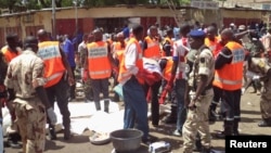 Des secouristes interviennent lors d'une manifestation à N'Djamena, au Tchad, 11 juillet 2015.