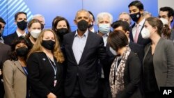 Ansyen Prezidan Barack Obama poze pou yon foto ak delegasyon Etazini nan Some COP26 la nan vil Glasgow, peyi l'Ekos, 9 Nov. 2021.