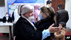 Uzbekistan ေရြးေကာက္ပြဲ မဲ႐ုံတခုမွာ မဲေပးေနသူမ်ား။ (ေအာက္တိုဘာ ၂၄၊ ၂၀၂၁)