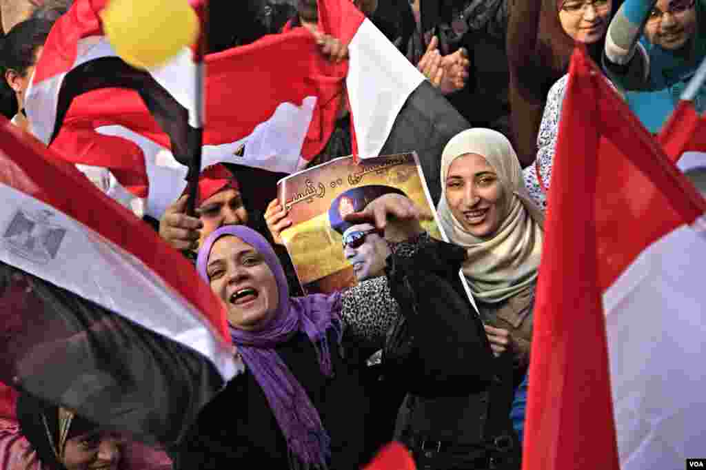 Participants hold flags, pictures of General Abdel Fateh el Sissi, (Hamada Elrasam for VOA).