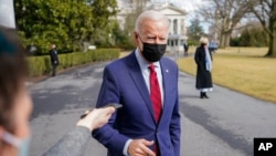 Presiden Joe Biden berbicara kepada para wartawan di South Lawn Gedung Putih di Washington, sebelum menaiki helikopter Marine One untuk terbang ke Delaware, Sabtu, 27 Februari 2021. 