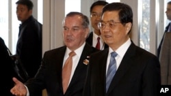 ڕیچارد ده‌لی سه‌رۆکی شـاره‌وانی شیکاگۆ یاوه‌ری سه‌رۆکی چین هو ژینتاو ده‌کات له‌ میانه‌ی سه‌ردانیدا بۆ دواناوه‌ندیه‌ک له‌ شـیکاگۆ، هه‌ینی 21 ی یه‌کی 2011