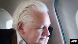Tras declararse culpable de violar la ley de espionaje estadounidense, Julian Assange es liberado en Saipán y regresa a Australia, poniendo fin a una lucha legal que incluyó años de asilo en la embajada de Ecuador y cárcel en el Reino Unido.